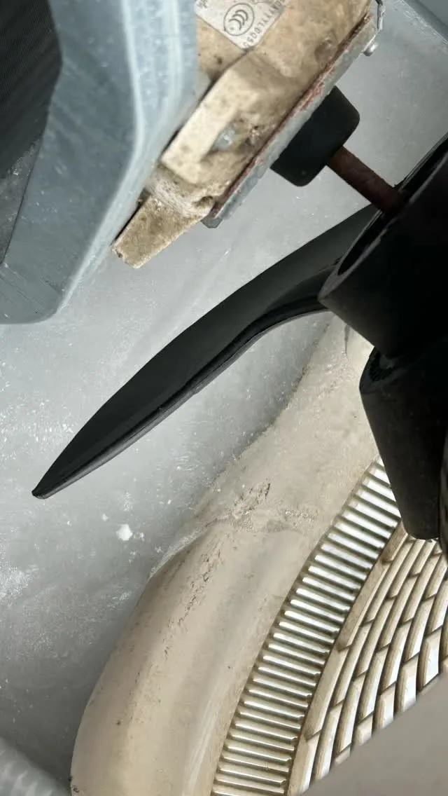 室外機から変な音がするとの事です！