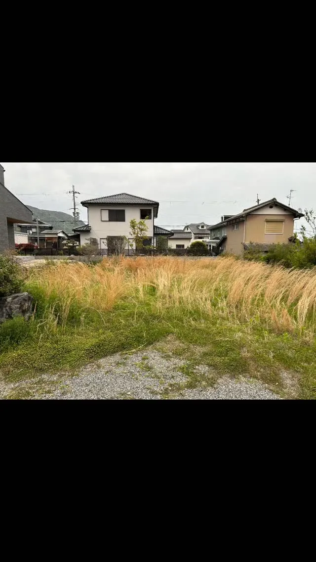 草刈と防草シート張りのお仕事をいただきました。